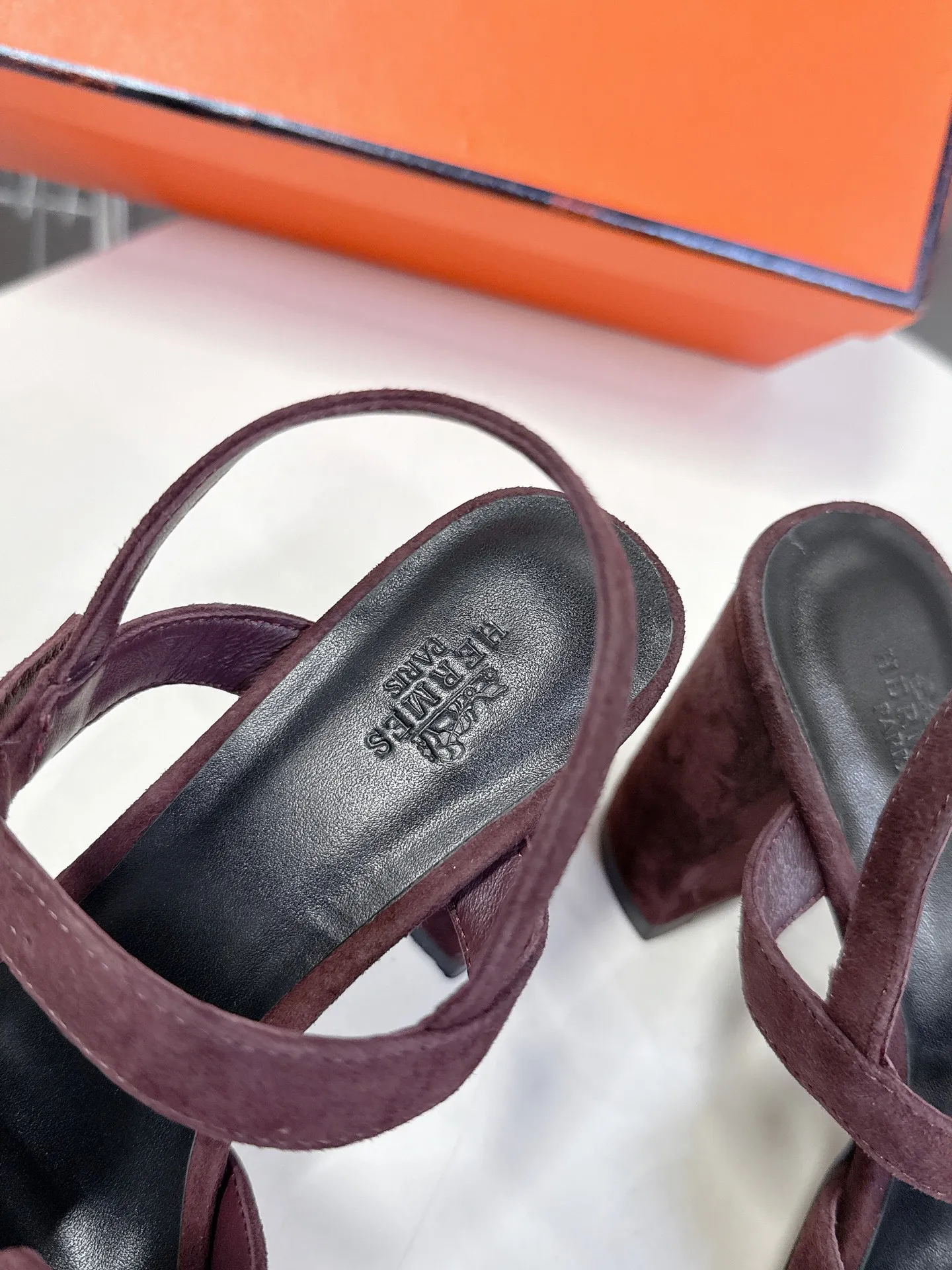 👟👟Ex-factory price 620👟👟 Hermès new spring and summer high-heeled sandals 🧡Upper: imported first-layer suede cowhide, mixed lambskin for feet, original leather outsole. You get what you pay for, genuine materials, whether it is leather, last shape, sole, or craftsmanship, all are consistent with ZP❗️ 🧡Suede high-heeled sandals, classic "H"-shaped upper with flexible ankle strap to highlight the slender ankle, about 9 cm high heels to reshape the body shape, genuine leather soles to enhance style, simple and smooth design, creating a fashionable and feminine look.  🧡Size: 35-39 yards (40 can be customized with no return or exchange) 🧡Color: multi-color 🧡Heel height: about 9 cm at the heel and 2 cm at the bottom